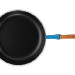 Le Creuset Sautepanne M/ Trehåndtak Azure 28cm -Köksknivar Försäljning lc 20220707 hl ps fs 20259282200422 004 1