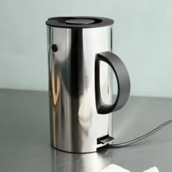 Stelton EM77 Vannkoker Blank 1,5 L. 13 Stelton EM77 Vannkoker Blank 1,5 L. -Köksknivar Försäljning ls 891 em77 electric kettle steel 1