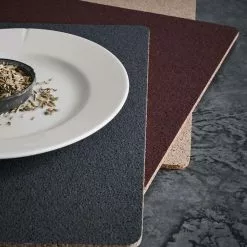Rosendahl Corki Dekkebrikker 43x30 Cm Flervalg -Köksknivar Försäljning ros 607554 607555 607556 corki place mats three on table