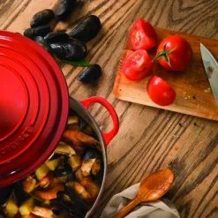 Le Creuset Rund Gryte Cerise 26cm 5.3l -Köksknivar Försäljning rs447 2477 sized scr 1 1 1 1