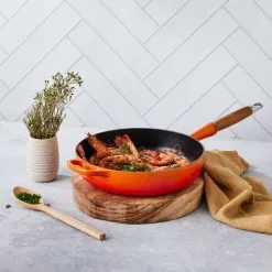Le Creuset Sautépanna M/trähandtag Mattsvart 28 Cm -Köksknivar Försäljning signature sautest pejernspanne med treh ndtak 28 volcanic.milj